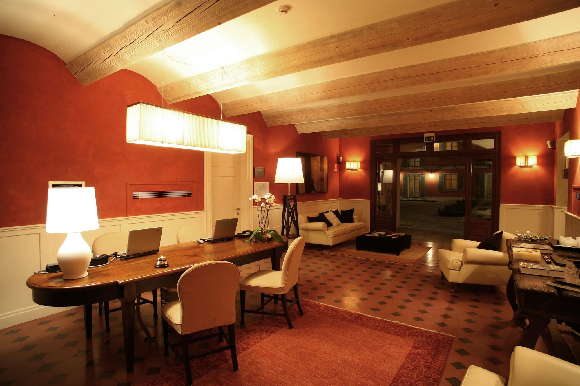 Relais Villa D'Amelia Benevello Interno foto